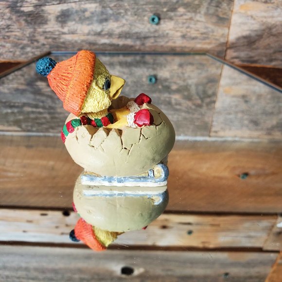 Eggbert & Friends 1989 Enesco - Malcom Bowmet - Chick in an Egg Sled Figurine - Picture 5 of 7